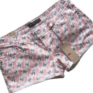 Levi’s Women’s Denim Shorts Pink Gray Ikat Pattern Size 31 Mid Rise